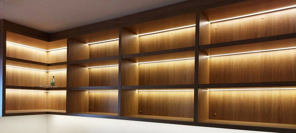 Decoración e iluminación de estantes con Cintas LED